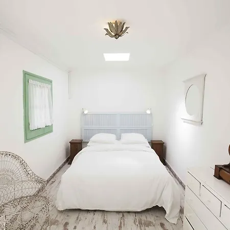 ゲストハウス The Romantic Suites & Garden (adults Only) 3*